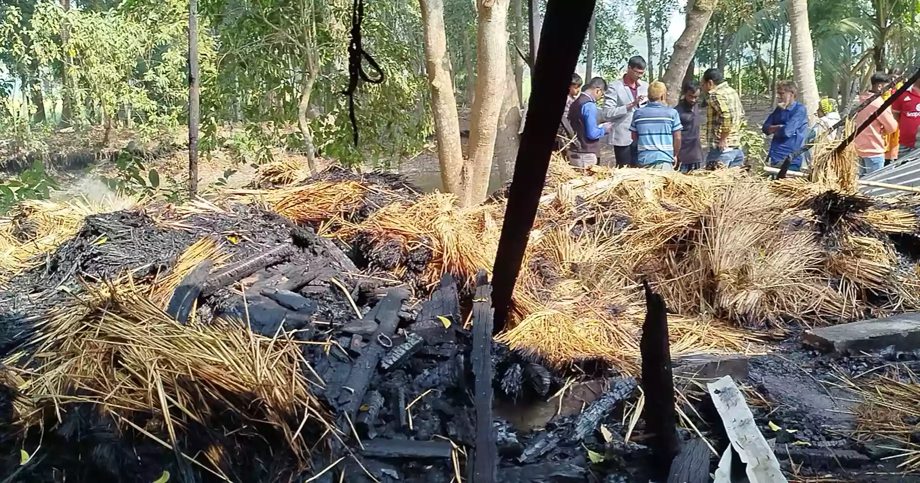 নড়াইলে বিএনপি সভাপতির বাড়িতে অগ্নিকাণ্ড, পাল্টাপাল্টি অভিযোগ