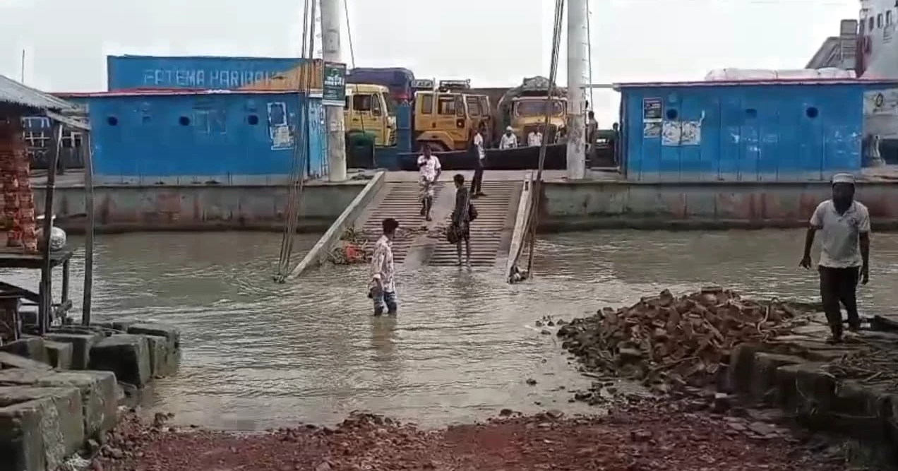 অতি জোয়ারে প্লাবিত ইলিশা ফেরিঘাট, ভোলার ১০ নৌ-রুটে যান চলাচল বন্ধ