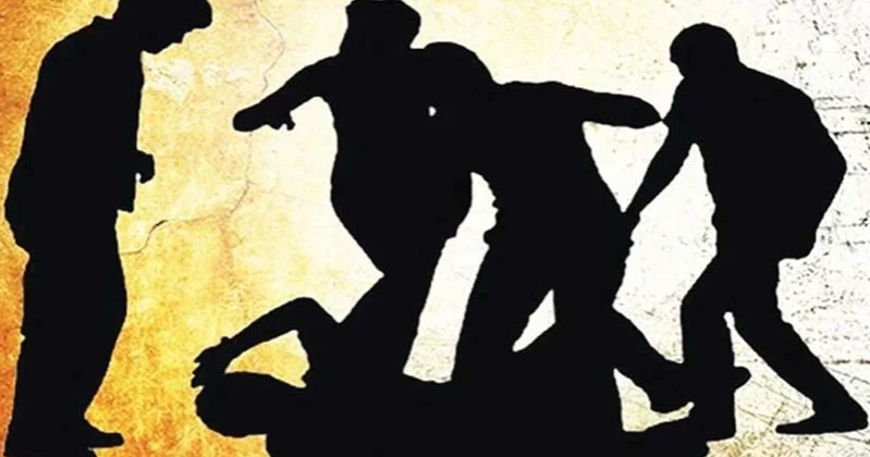 নাটোরে সাবেক ছাত্রলীগ নেতাকে পিটিয়ে পুলিশে সোপর্দ