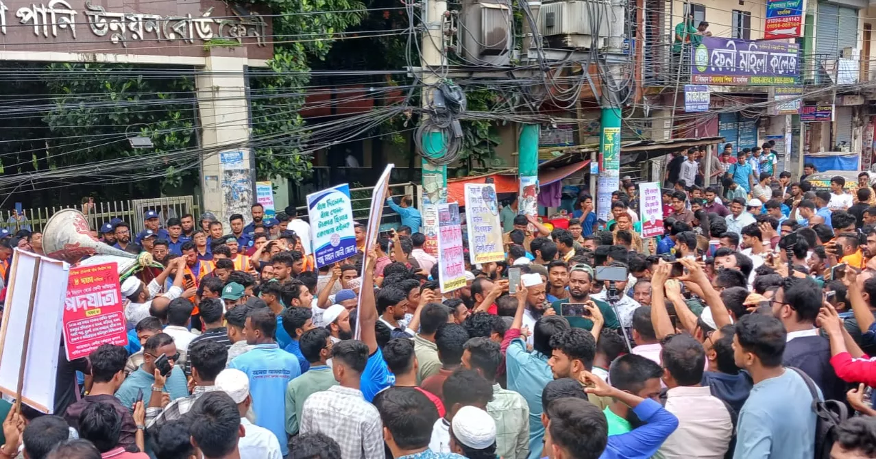 ফেনীতে টেকসই বাঁধ নির্মাণসহ ৮ দাবিতে পদযাত্রা