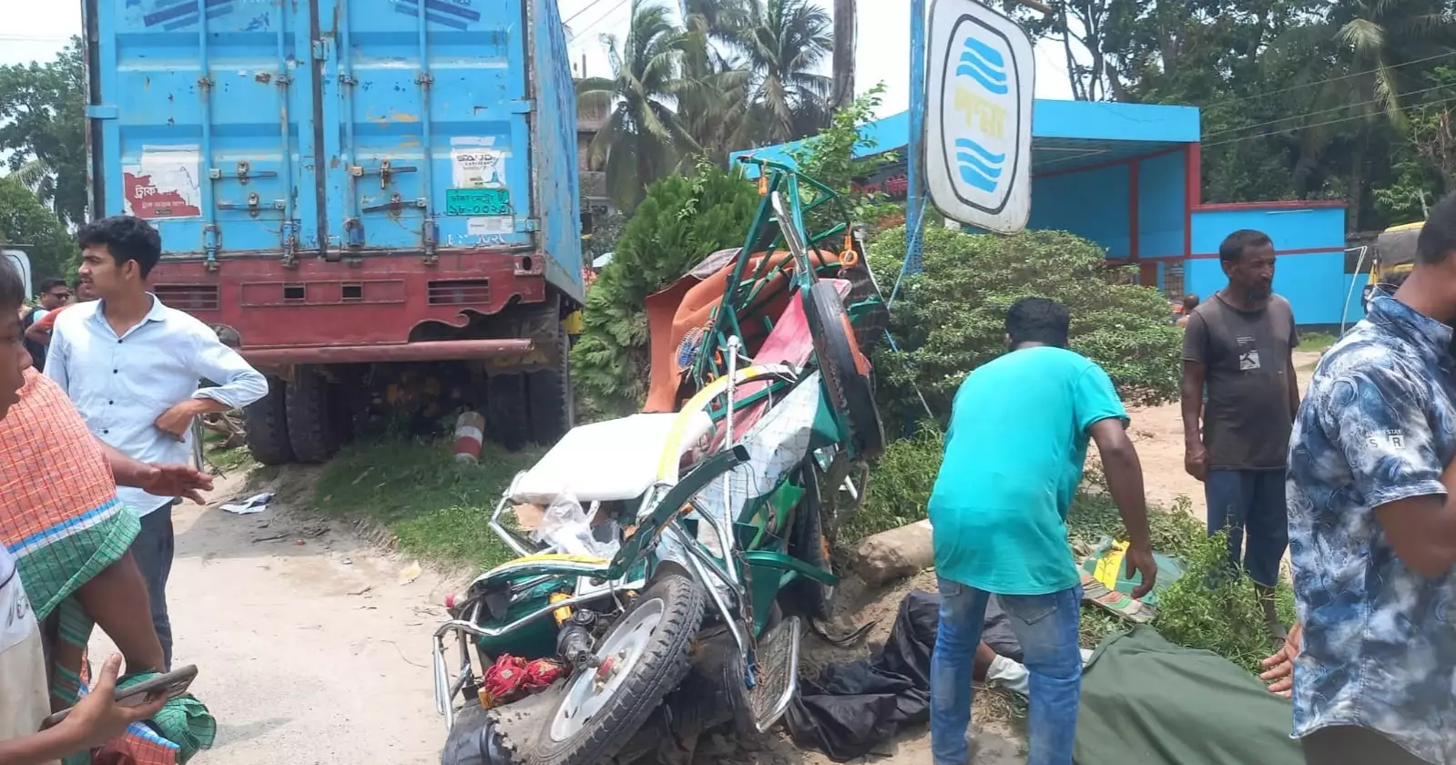 যশোর-খুলনা মহাসড়কে যানবাহনের ত্রিমুখী সংঘর্ষে নিহত ৪