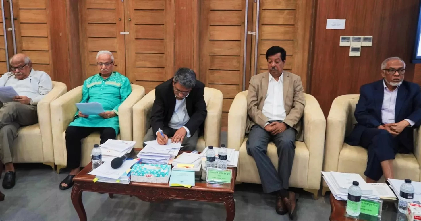 প্রধানমন্ত্রী ও দলীয় প্রধান কেউ একসঙ্গে থাকতে পারবে না: ঐকমত্য কমিশন