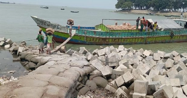 পন্টুন সংকটে চাঁদপুরের পুরানবাজার, ঝুঁকিতে ব্যবসা-বাণিজ্য ও শ্রমিক জীবন