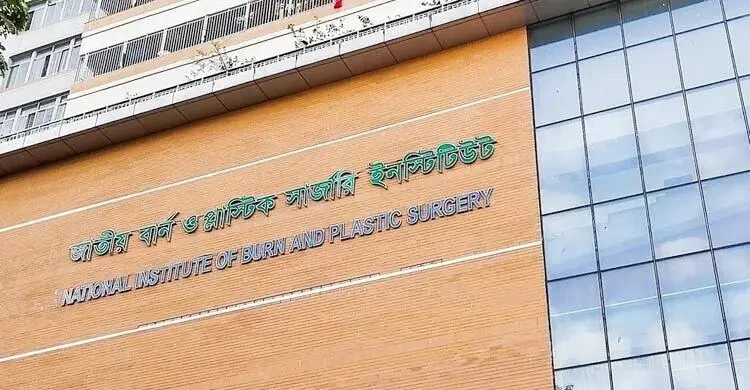 চাঁদপুরে গ্যাস লিকেজ থেকে বিস্ফোরণ: একই পরিবারের তিনজন দগ্ধ