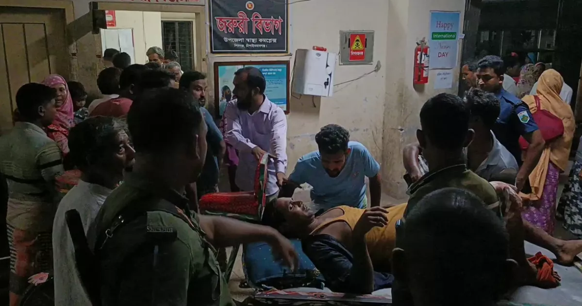 চাঁপাইনবাবগঞ্জে ভটভটি খাদে পড়ে বাবা-ছেলেসহ নিহত ৩
