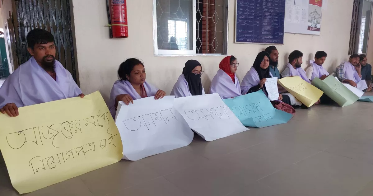 দিনভর অনশন, মধ্যরাতে নিয়োগপত্র পেলেন ২০ শিক্ষকপ্রার্থী