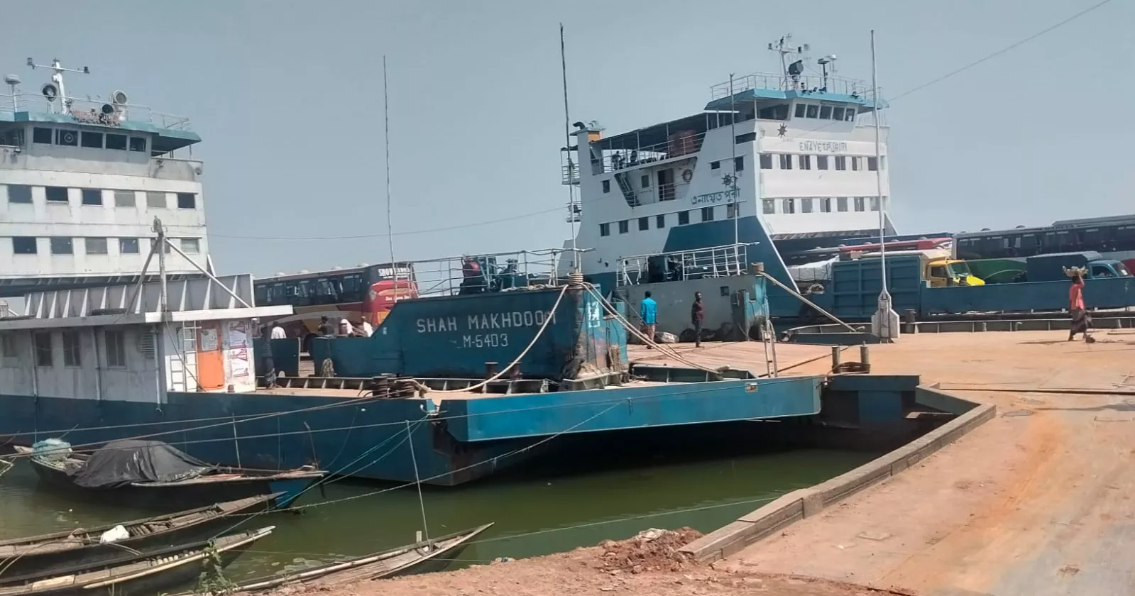ঘন কুয়াশায় দেড় ঘণ্টা বন্ধের পর দৌলতদিয়া-পাটুরিয়া নৌপথে পুনরায় ফেরি চলাচল শুরু