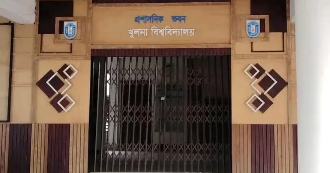মেয়েদের হলে গোপনে ভিডিও ধারণের অভিযোগে খুবিতে বিক্ষোভ, প্রশাসনিক ভবনে তালা