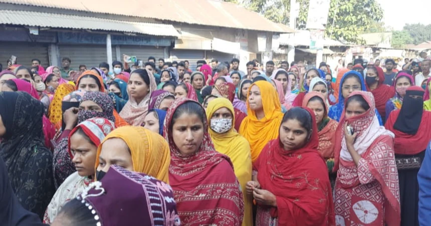 গাজীপুরে পোশাক কারখানা বন্ধের নোটিশ, প্রতিবাদে শ্রমিকদের সড়ক অবরোধ