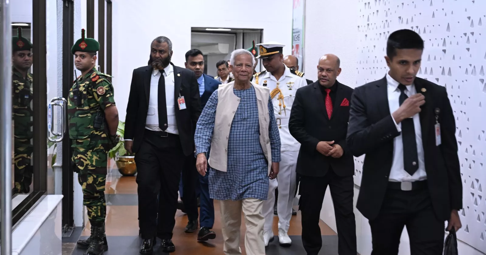 পোপ ফ্রান্সিসের অন্ত্যেষ্টিক্রিয়া শেষে দেশে ফিরলেন প্রধান উপদেষ্টা