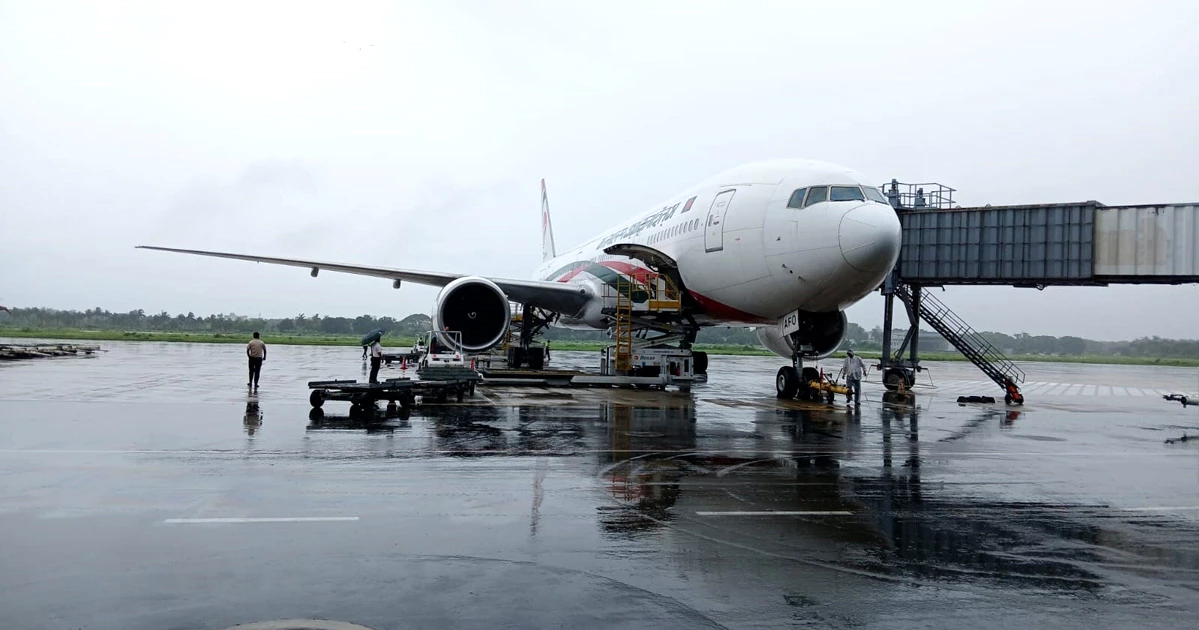 রানওয়েতে হজ ফ্লাইট বিকল, ২ ঘণ্টা বন্ধ ছিল শাহ আমানত