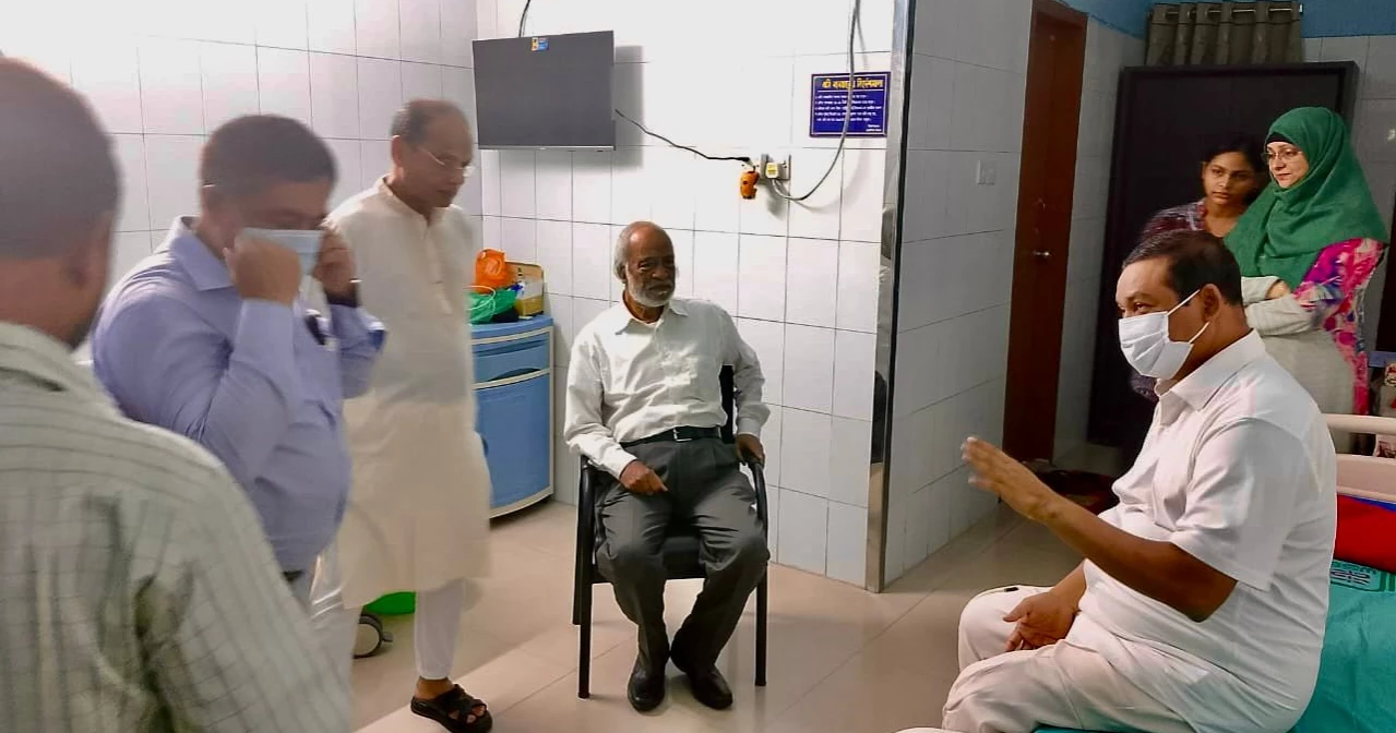 হাসপাতালে চিকিৎসাধীন সাংবাদিক নেতা কাদের গনিকে দেখতে গেলেন মঈন খান