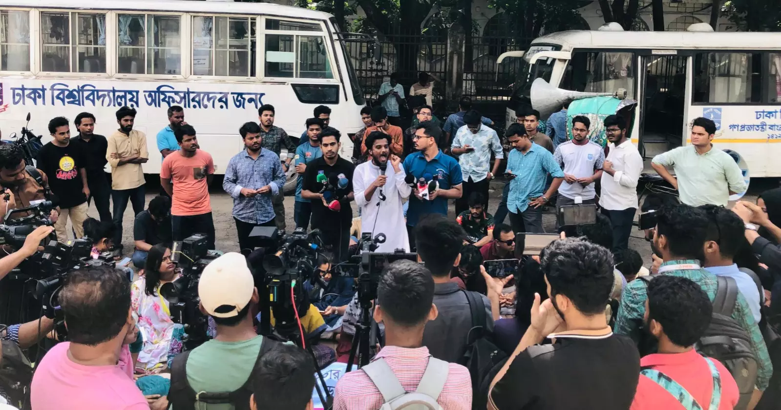 ডাকসু নির্বাচন বানচালে পাঁয়তারার অভিযোগ, আন্দোলনে শিক্ষার্থীরা