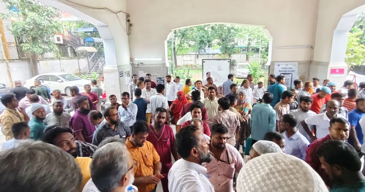 ঢামেক হাসপাতালে চিকিৎসক-শিক্ষার্থী ও কর্মচারীদের পাল্টাপাল্টি অবস্থান