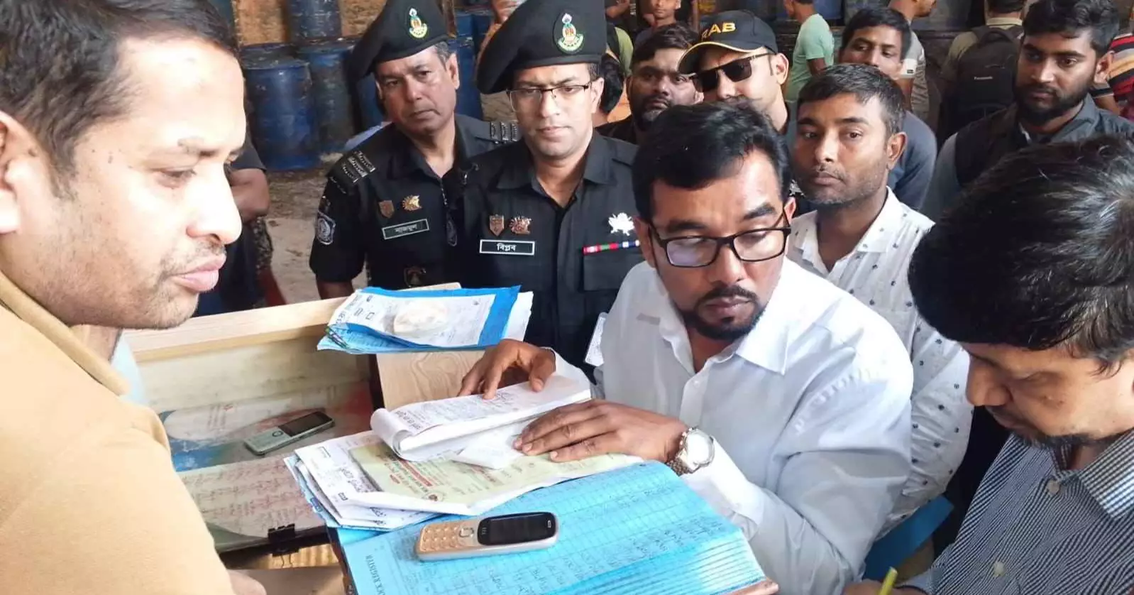 রংপুরে র‌্যাবের অভিযানে অসাধু ভোজ্যতেল ব্যবসায়ীদের জরিমানা