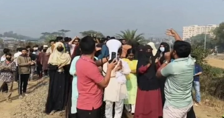 গাজীপুরে ডিপ্লোমা প্রকৌশলীদের রেলপথ অবরোধ