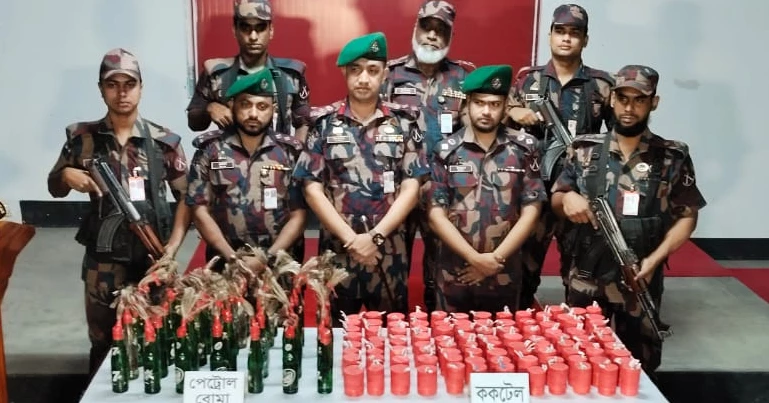 চাঁপাইনবাবগঞ্জ সীমান্তে ৯৯ ককটেল ও ৪০ পেট্রল বোমা উদ্ধার