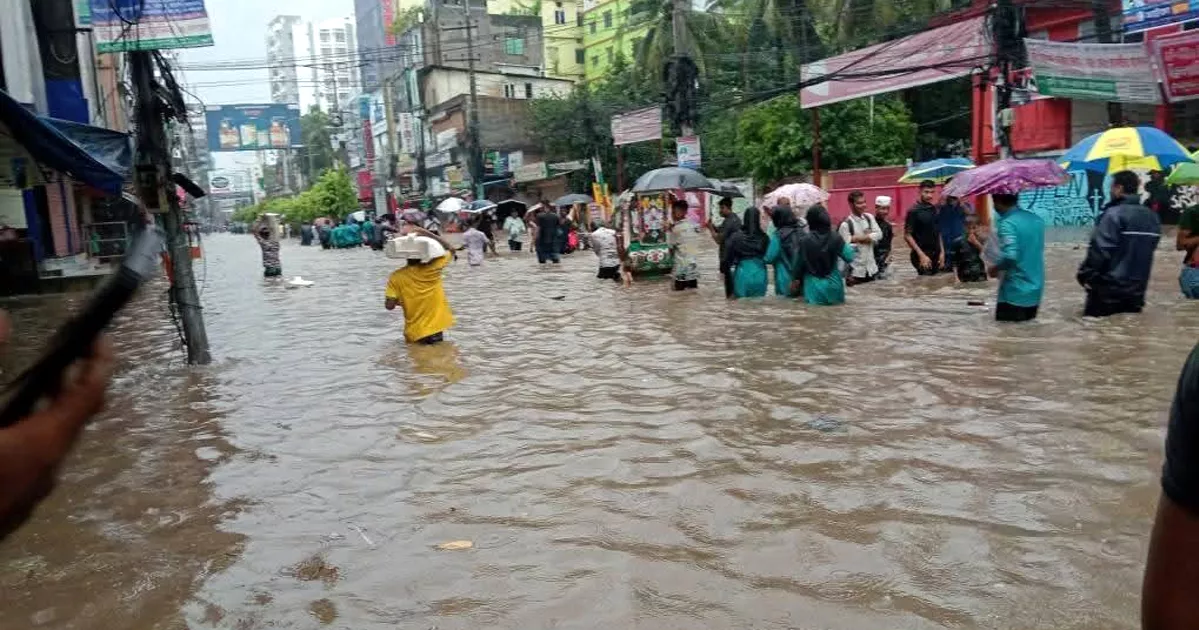 টানা বর্ষণে ডুবেছে ফেনী শহর, ভেঙেছে মুহুরীর বাঁধ