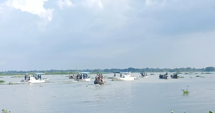 মুন্সীগঞ্জে পুলিশ ক্যাম্পে গুলিবর্ষণের ঘটনায় মেঘনায় যৌথ বাহিনীর অভিযান