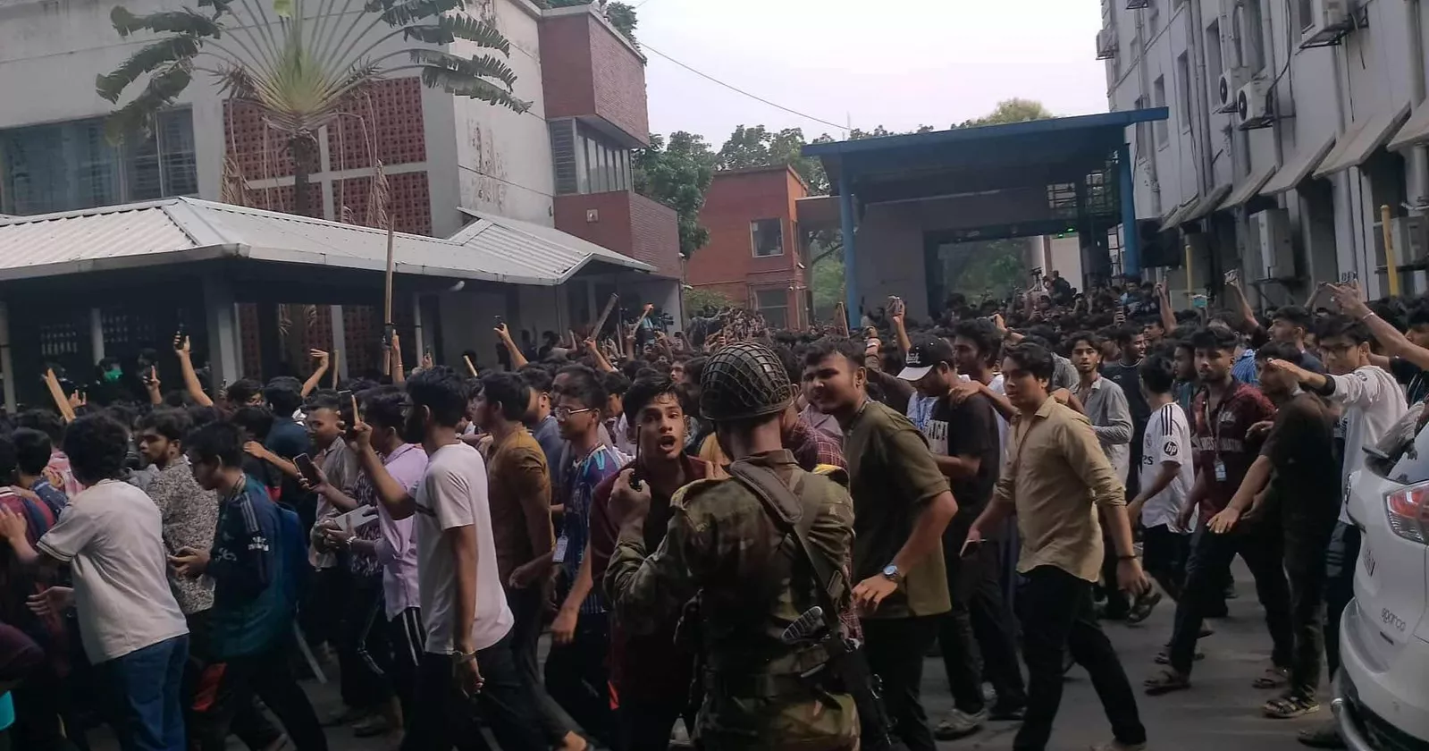 রণক্ষেত্র সচিবালয়, গেট ভেঙে প্রবেশ করেছেন শিক্ষার্থীরা