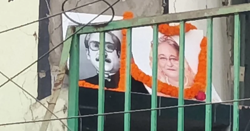 খুলনায় আ.লীগ কার্যালয়ে বিকেলে মাল্যদান, রাতে আগুন