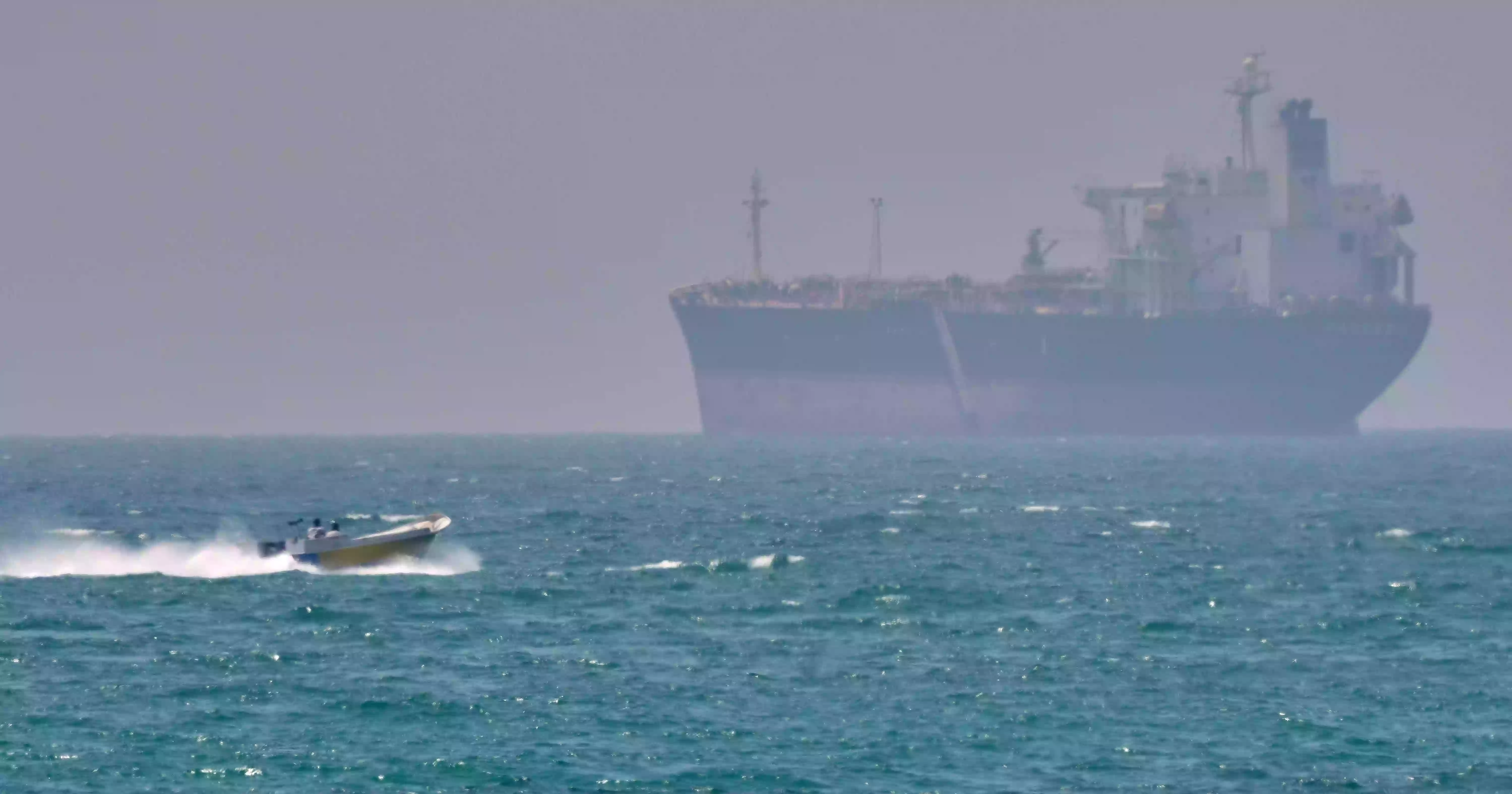 যুক্তরাষ্ট্রের অবরোধ প্রত্যাহার ও যুদ্ধ শেষ হলে হরমুজ খুলে দেবে ইরান