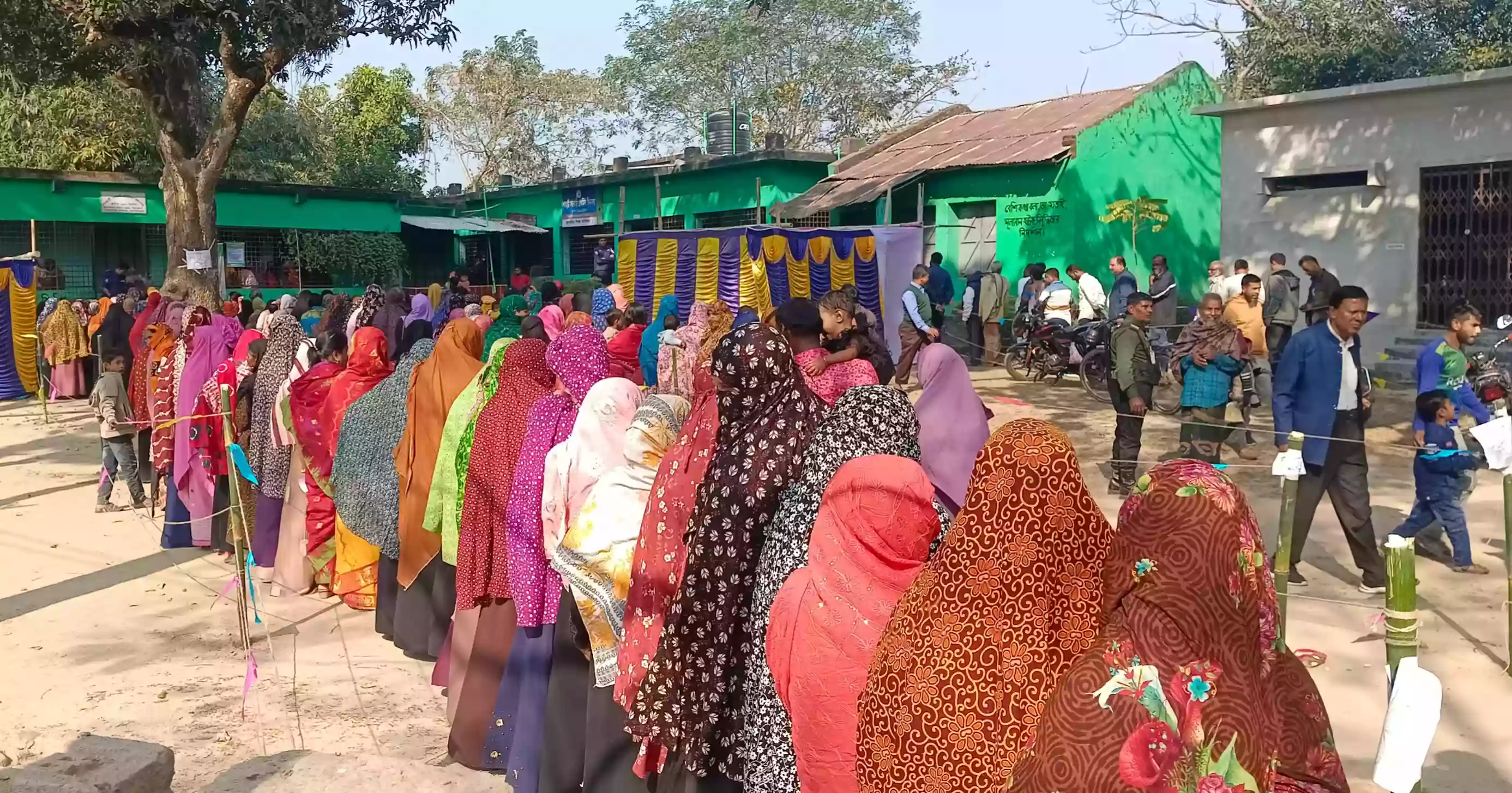 ঝিনাইদহে ভোটারদের দীর্ঘ লাইন, এক কেন্দ্রে ২ ঘণ্টায় পড়েছে ১৪০০ ভোট