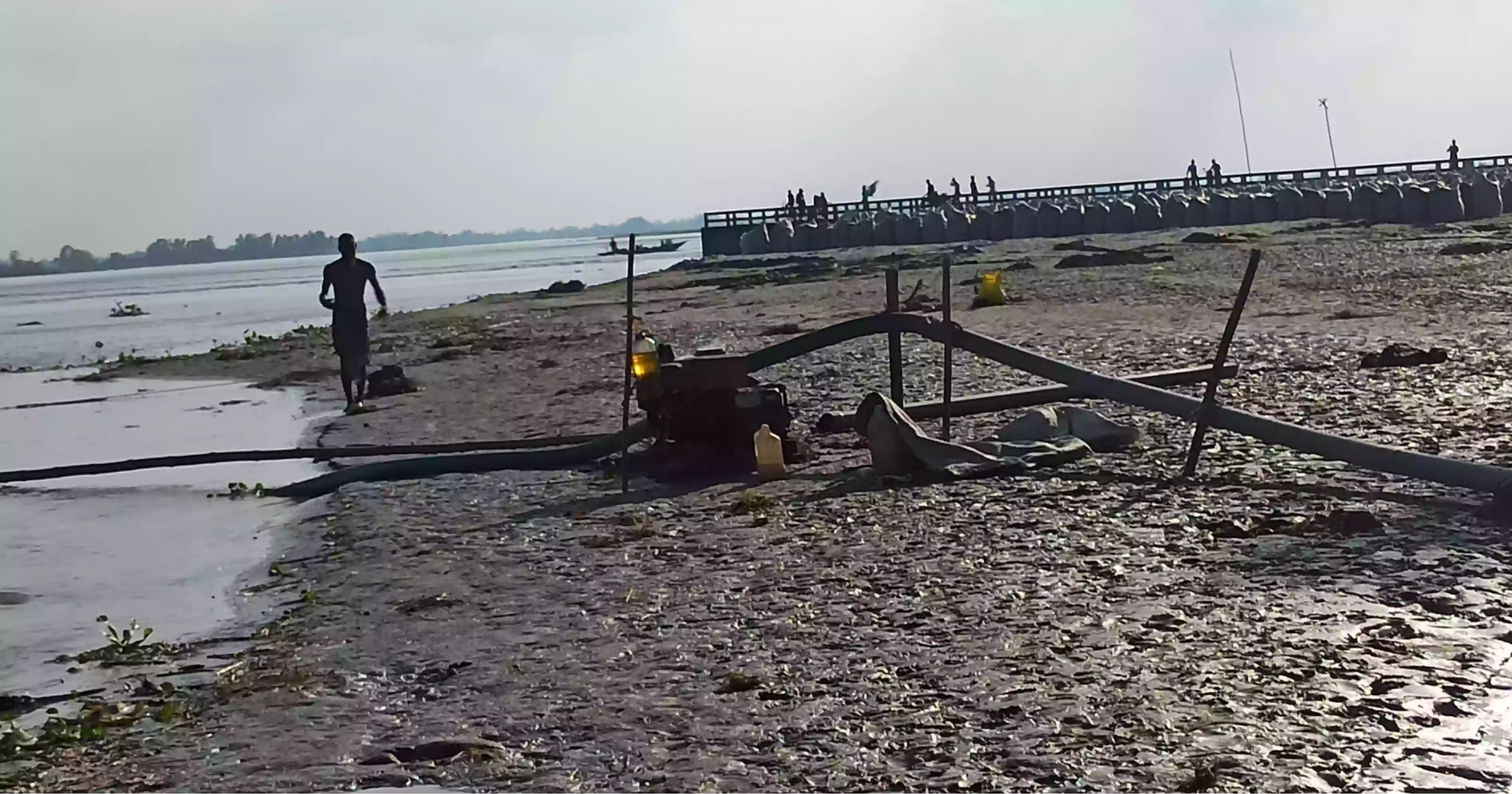 অবৈধ বালু উত্তোলনে ধ্বংসের মুখে ‎তিস্তার কোটি টাকার স্পার বাঁধ‎‎‎‎