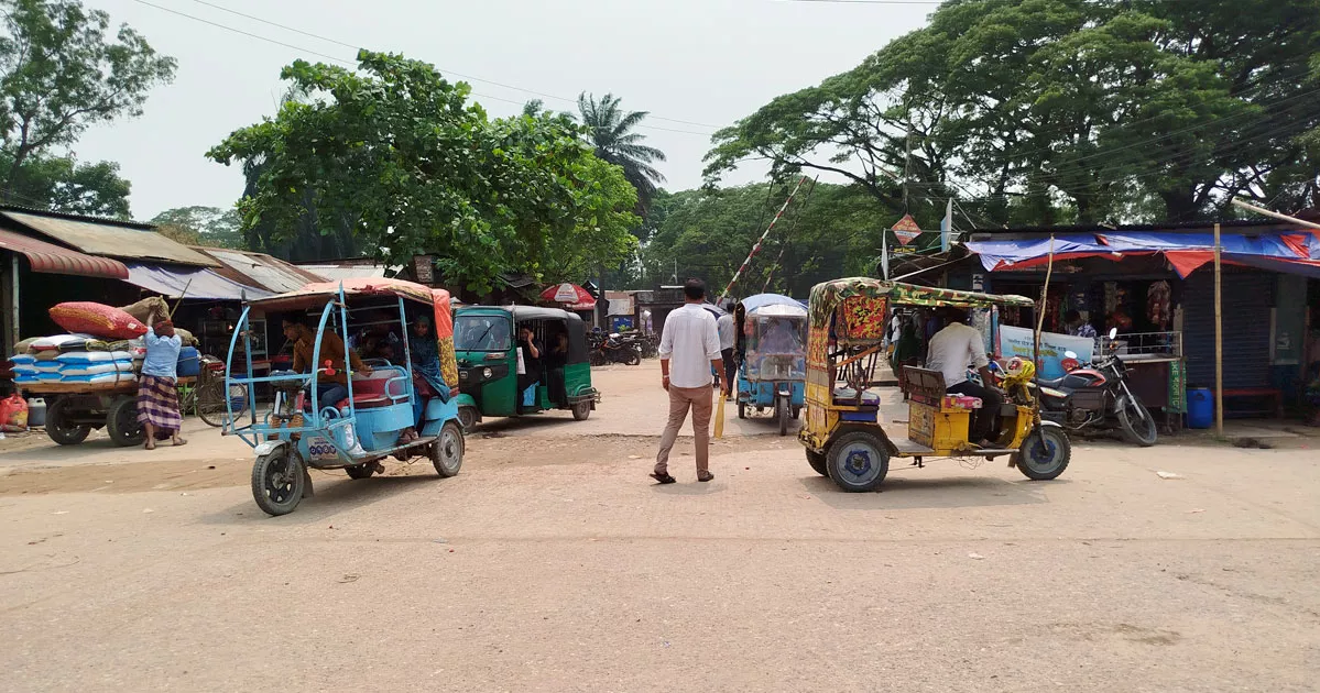 বাকৃবি প্রশাসনের নির্ধারিত ভাড়া মানছেন না রিকশাচালকরা, ভোগান্তিতে শিক্ষার্থীরা