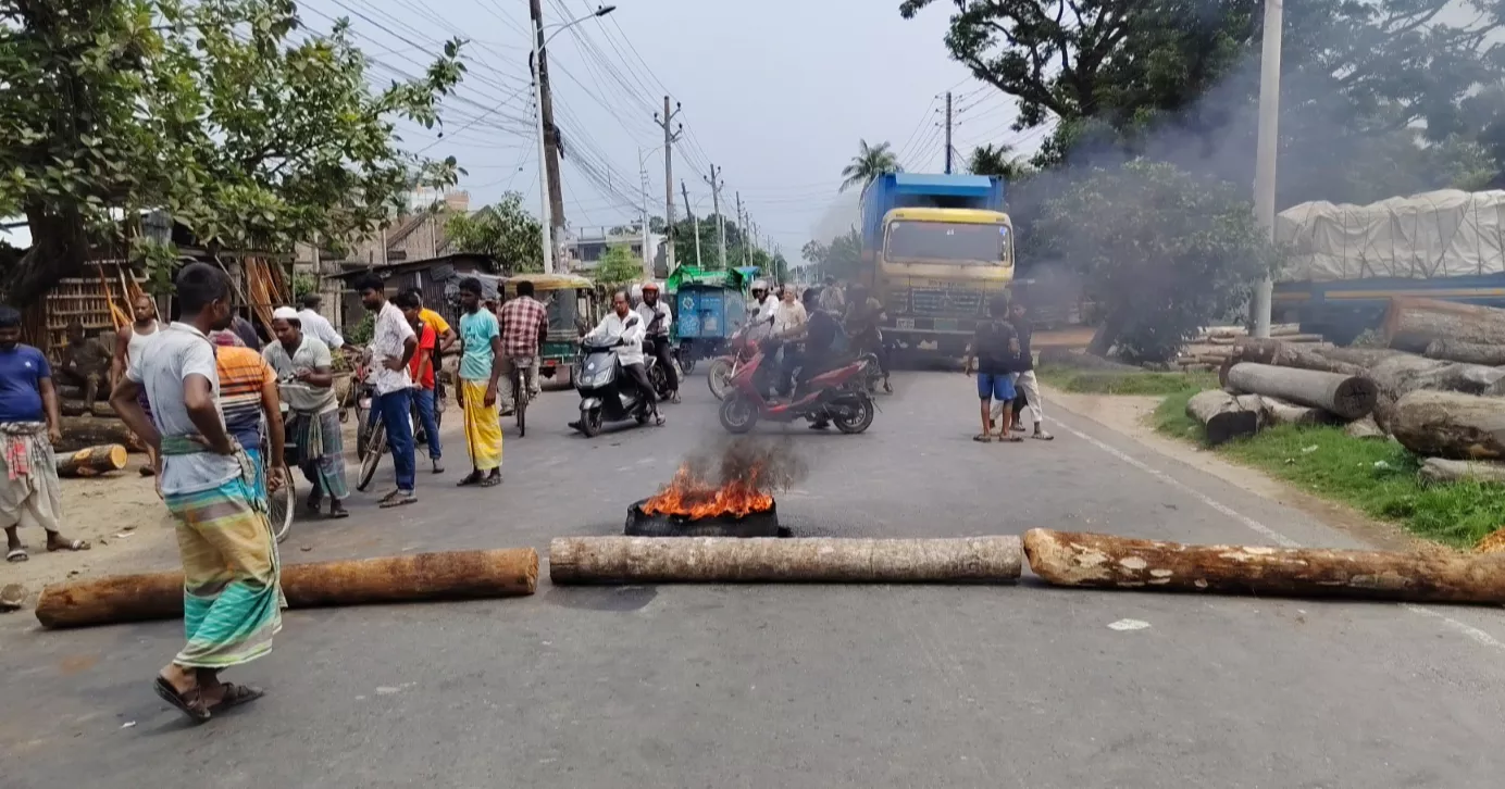 খুলনায় টানা তৃতীয় দিন মহাসড়ক অবরোধ
