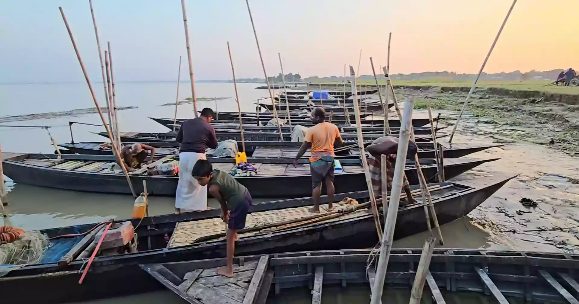 ইলিশ ধরার নিষেধাজ্ঞা মানছেন না ফরিদপুর ও রাজবাড়ীর জেলেরা