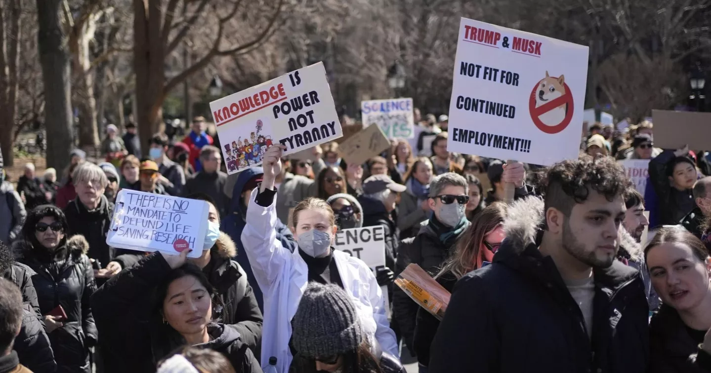 গবেষণায় ট্রাম্পের তহবিল বন্ধের প্রতিবাদে বিজ্ঞানীদের বিক্ষোভ