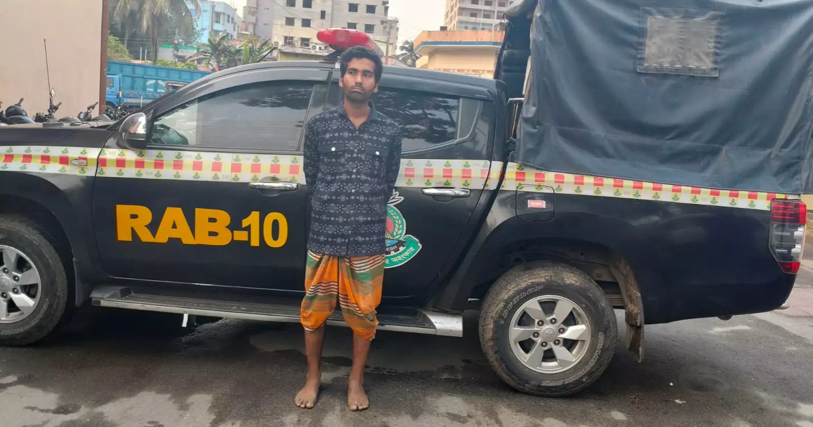 ফরিদপুরে ৩ জনকে কুপিয়ে হত্যার ঘটনায় অভিযুক্ত যুবক গ্রেপ্তার