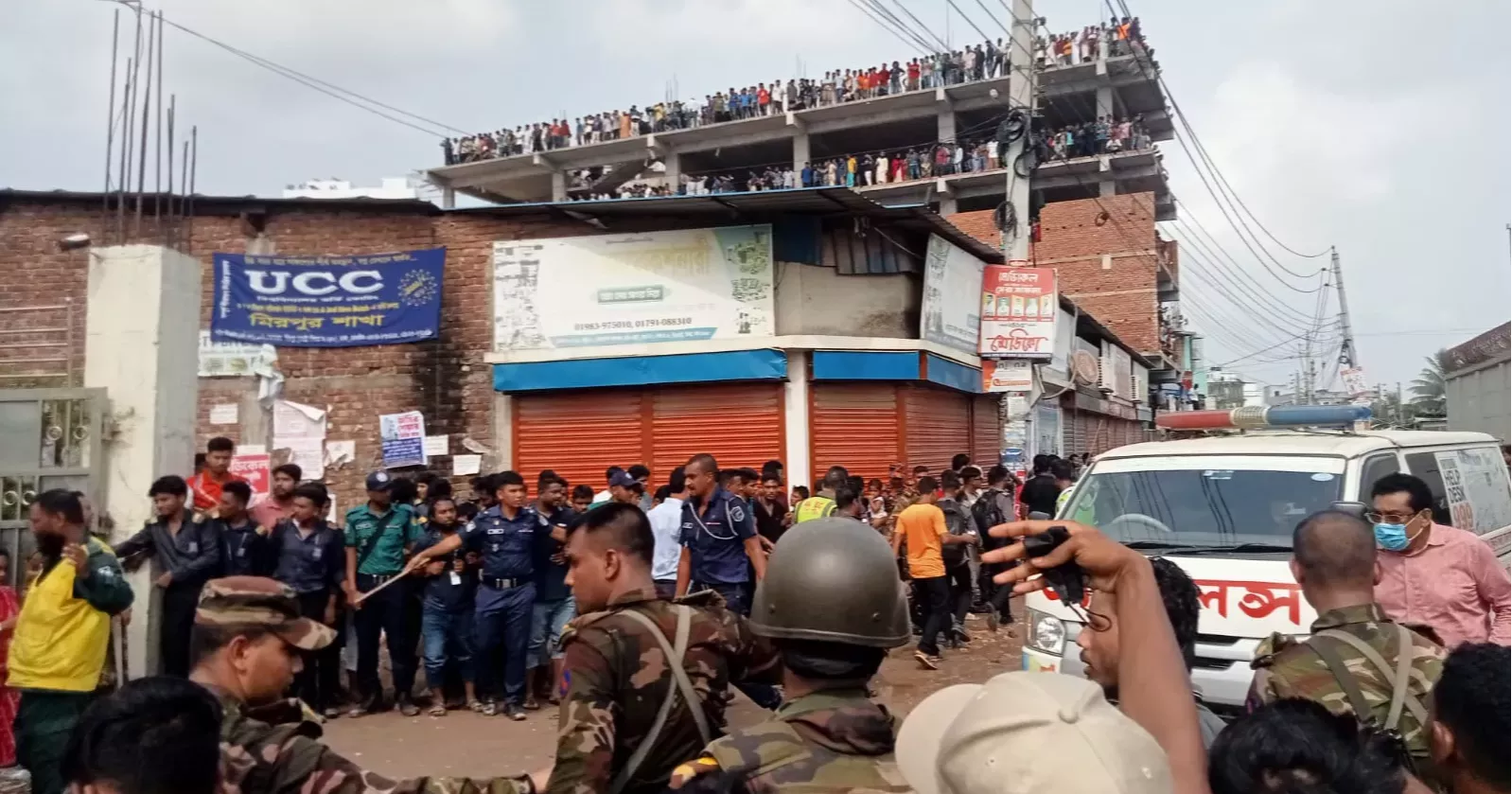 মাইলস্টোন স্কুলে বিমান বিধ্বস্ত: উদ্বেগের সঙ্গে অভিভাবকদের অপেক্ষা