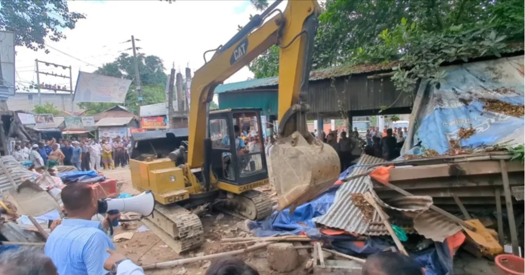 মুন্সীগঞ্জে লঞ্চঘাটে ৩২ অবৈধ স্থাপনা উচ্ছেদ, ক্ষুদ্র ব্যবসায়ীদের ক্ষোভ