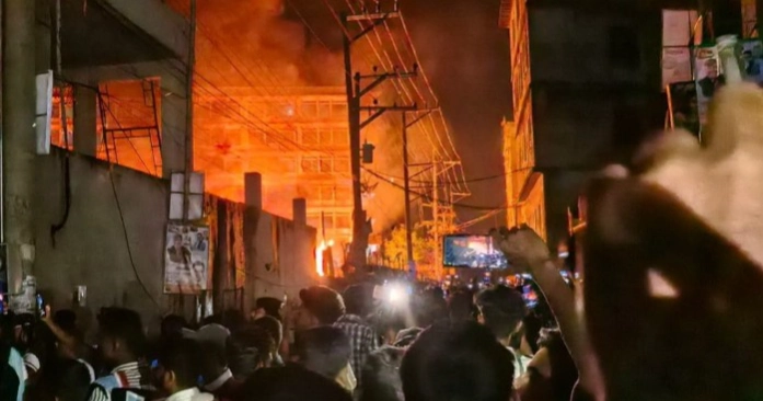 আশুলিয়ায় পোশাক কারখানায় আগুন