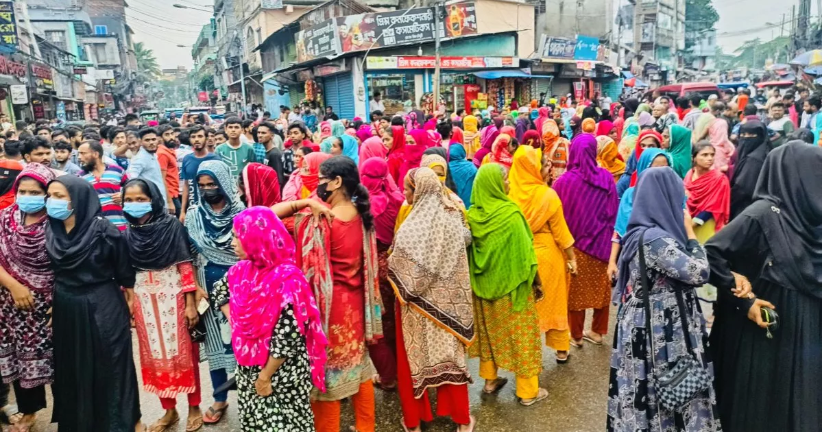 দুই মাস ‘বেতন বন্ধ’, বরিশালে ফরচুন শ্রমিকদের সড়ক অবরোধ