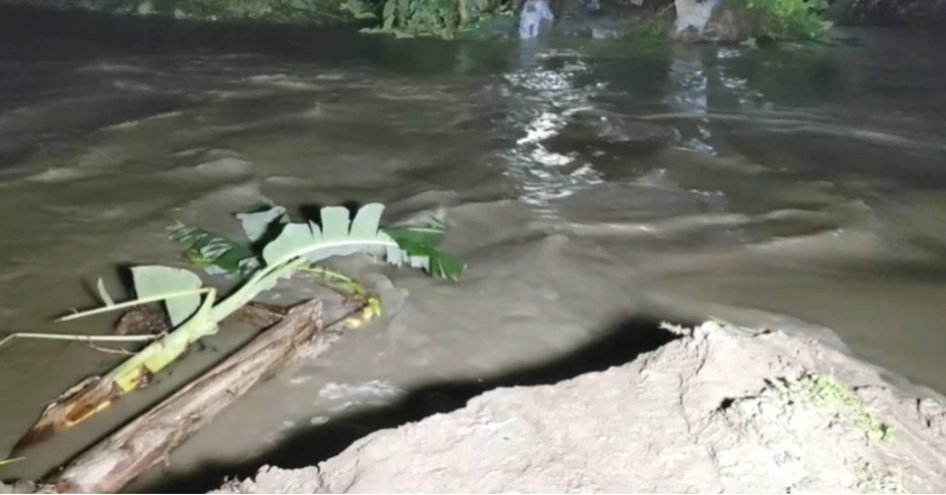 বিপৎসীমার ওপরে তিস্তার পানি, ধুবনি বাঁধ ভেঙে পানি ঢুকছে লোকালয়ে