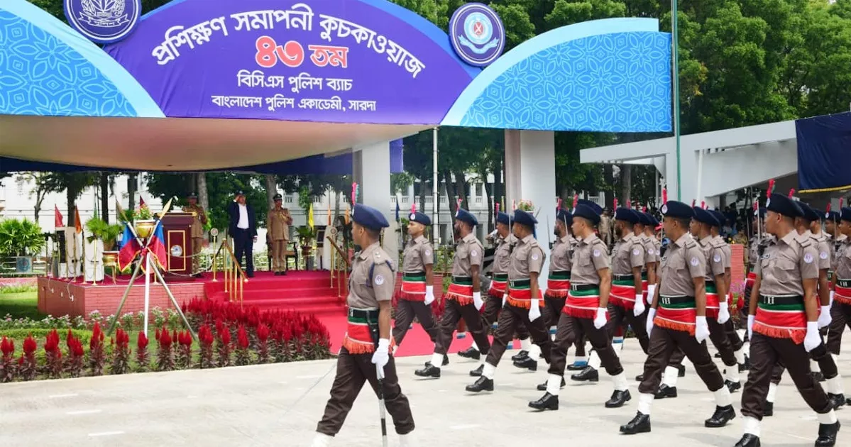 পুলিশের পোশাক পরিবর্তনের ইঙ্গিত স্বরাষ্ট্রমন্ত্রীর