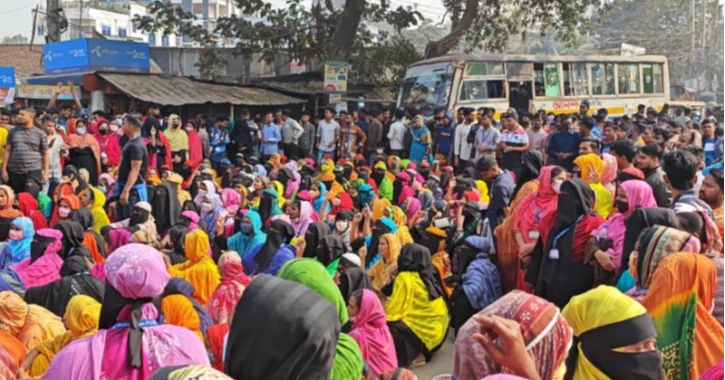 কারখানা বন্ধ ও ছাঁটাই: ফতুল্লায় পোশাক শ্রমিকদের বিক্ষোভ
