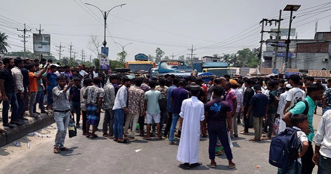 নিরাপদ সড়কের দাবিতে গাজীপুরে সড়ক অবরোধ