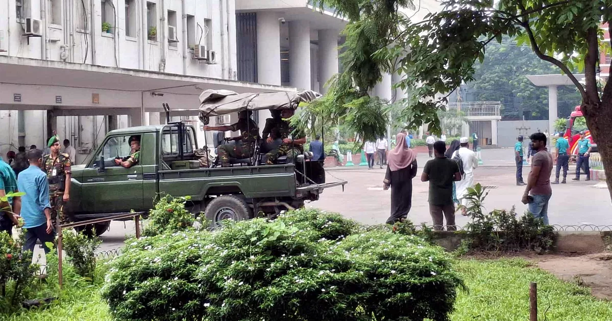 প্রধান উপদেষ্টার উপস্থিতিতে সচিবালয়ে উপদেষ্টা পরিষদের বৈঠক শুরু