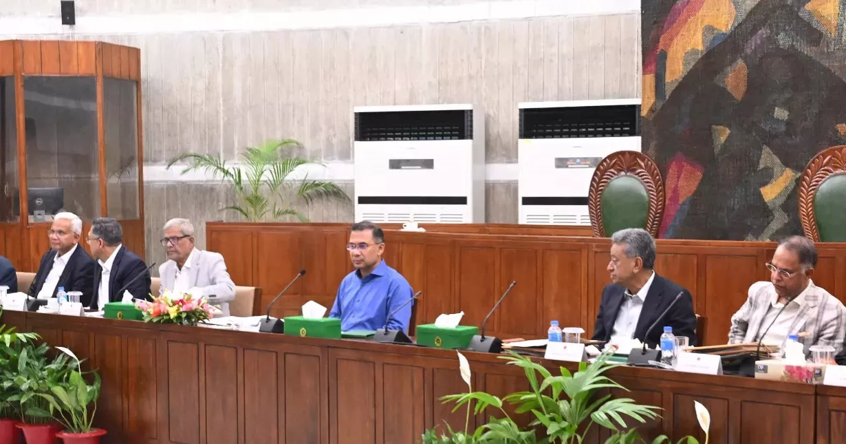 সরকারি কর্মকর্তাদের গাড়িঋণ স্থগিত, প্রধানমন্ত্রী ও মন্ত্রীদের জ্বালানি খরচ ৩০ শতাংশ হ্রাস