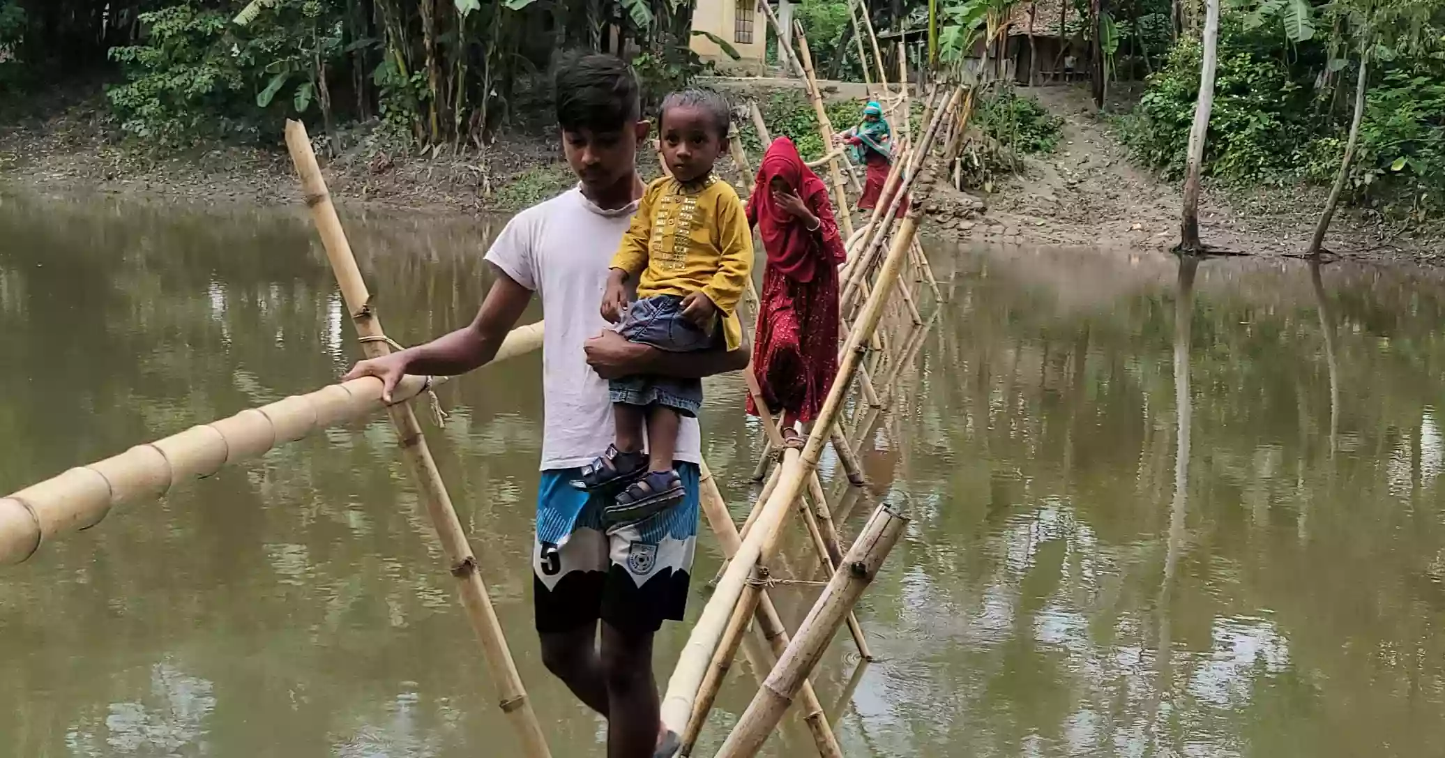 বাঁশের সরু সাঁকোই আট গ্রামের মানুষের ভরসা