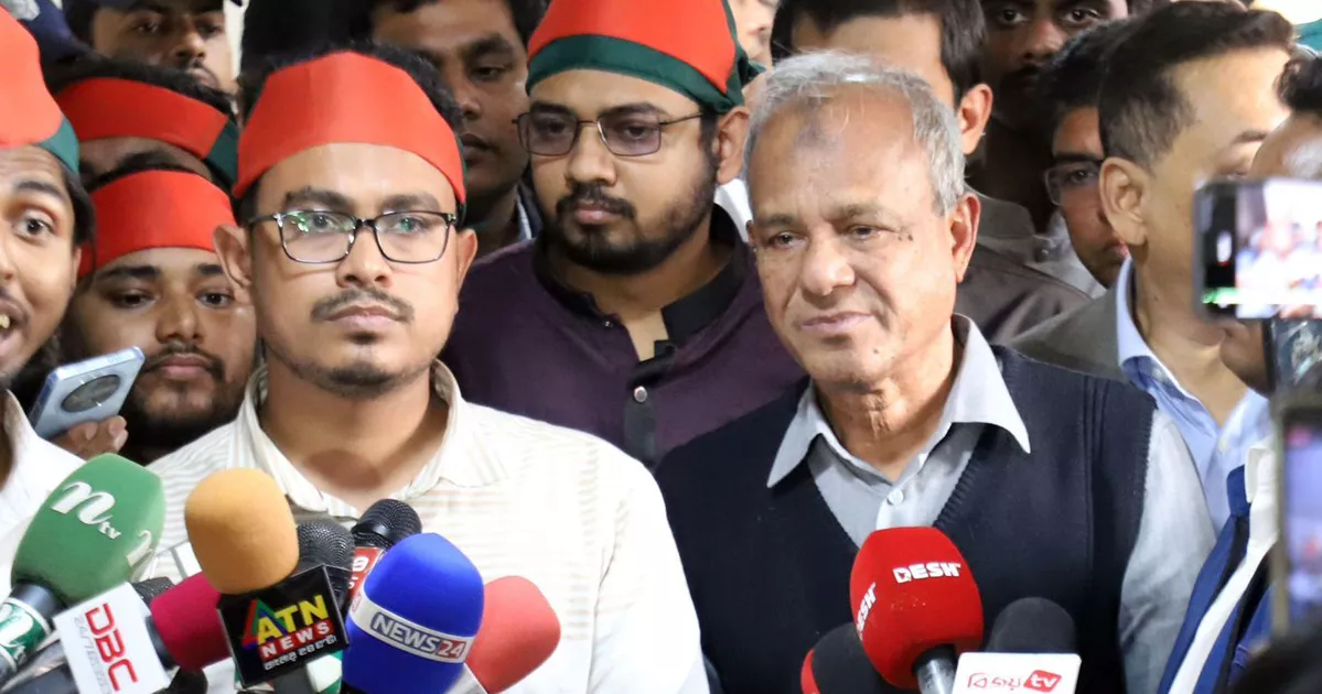 পদ বাঁচাতে তিন উপদেষ্টাকে তিন দাবি পূরণের আল্টিমেটাম ডাকসুর