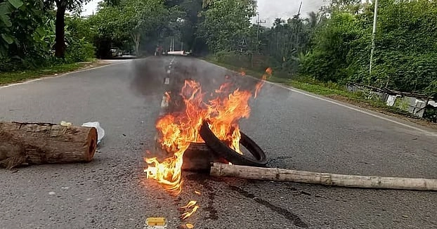 খাগড়াছড়িতে স্কুলছাত্রী ধর্ষণ: চলছে অনির্দিষ্টকালের সড়ক অবরোধ, এলাকাজুড়ে থমথমে অবস্থা