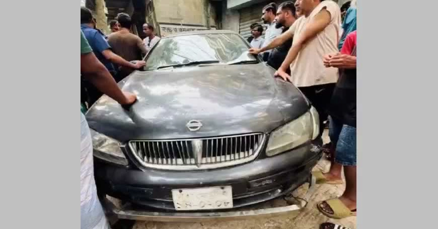 কেরানীগঞ্জে পরিত্যক্ত প্রাইভেট কার উদ্ধার