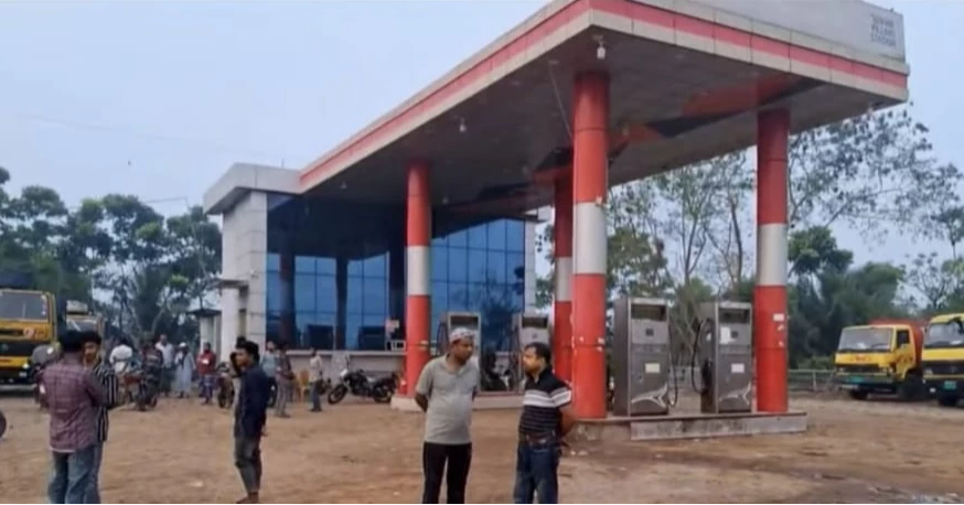 নড়াইলে তেল না পেয়ে ফিলিং স্টেশনের ব্যবস্থাপককে ট্রাকচাপায় ‘হত্যা’