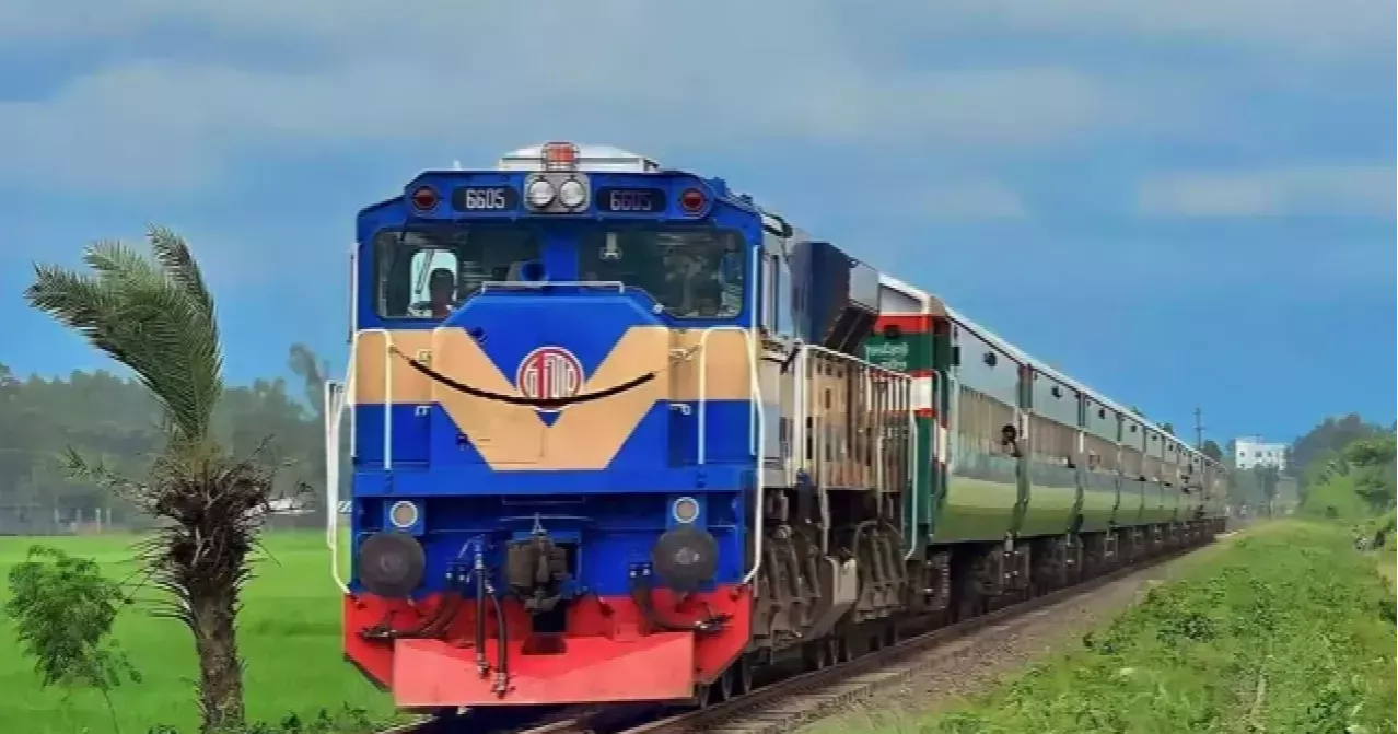 বিমানবন্দর এলাকায় ট্রেন লাইনচ্যুত, ঢাকামুখী ট্রেন চলাচলে বিঘ্ন