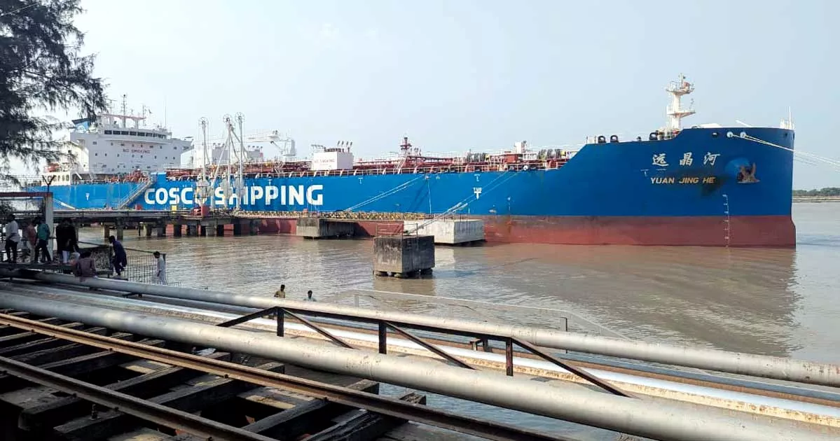 ৩৪ হাজার টন ডিজেল নিয়ে চট্টগ্রাম বন্দরে মালয়েশিয়ার জাহাজ